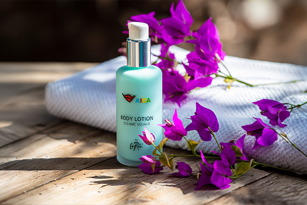 AIDA Bodylotion auf einem Holztisch, umgeben von violetten Blüten und einem Handtuch.