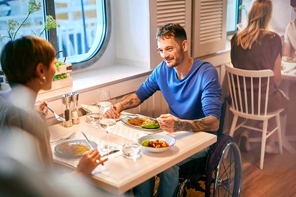 Mann mit Rollstuhl im Restaurant