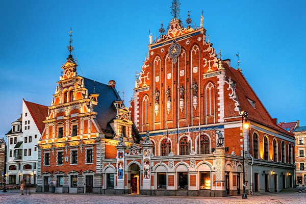 Historisches Schwarzhäupterhaus mit reich verzierter Backsteinfassade in der Altstadt von Riga.