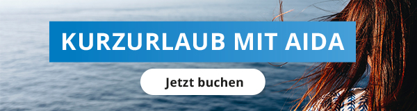Frau mit Blick aufs Meer