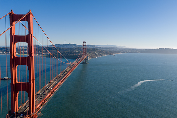 Golden Gate Bridge über der Bucht von San Francisco bei klarem Himmel.